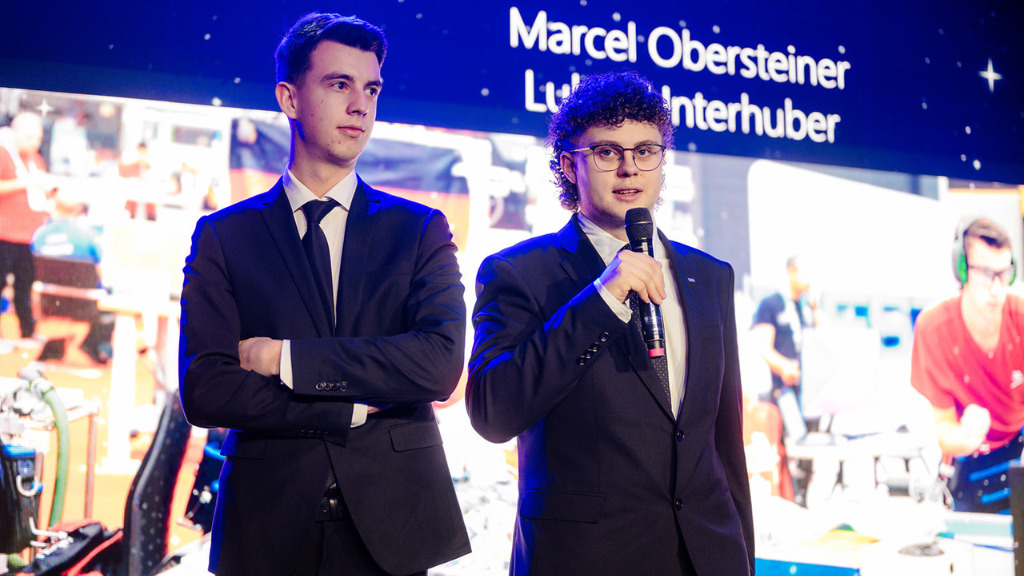 Marcel Obersteiner und Lukas Unterhuber zuteil, die stellvertretend für das erfolgreiche österreichische Team bei den diesjährigen EuroSkills in Danzig auf die Bühne kamen